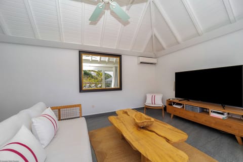 Air-conditioning, HD-TV with french satellite, Dish Network, portable Bluetooth speakers, ceiling fan.