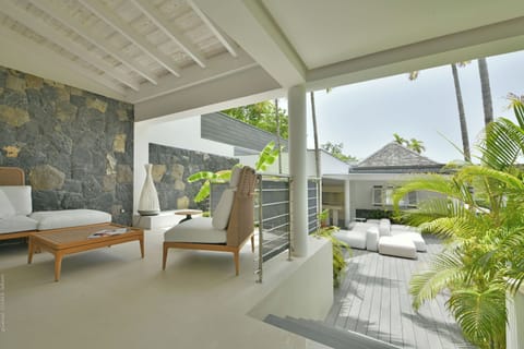 Air conditioning, ceiling fan, HD-TV, Dish network, DVD player, Apple TV. Adjoining outdoor lounge area on the covered terrace. 