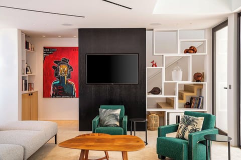 Air conditioning, HD-TV, Netflix, Apple TV, Dish Network. 