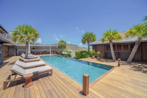 Large terrace, heated pool, sun loungers, parasols, gas barbecue. 