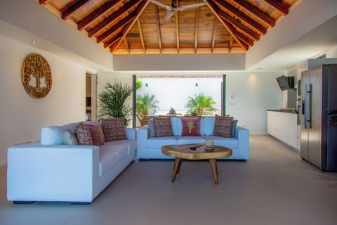 Air-conditioning, HD-TV, Dish Network, Sonos sound system. The room opens directly onto the outdoor terrace. 