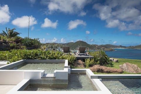 Nice heated pool (winter only), expansive terrace with loungers and deck chairs. Lounge area facing the view. Gas barbecue. 
