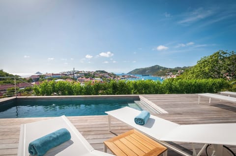 Beautiful pool facing the panoramic views, nice terrace with deckchairs, outdoor lounge, parasol, barbecue. 