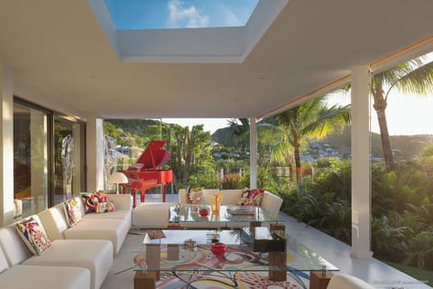 Nice lounge area on the covered terrace facing the panoramic views. 