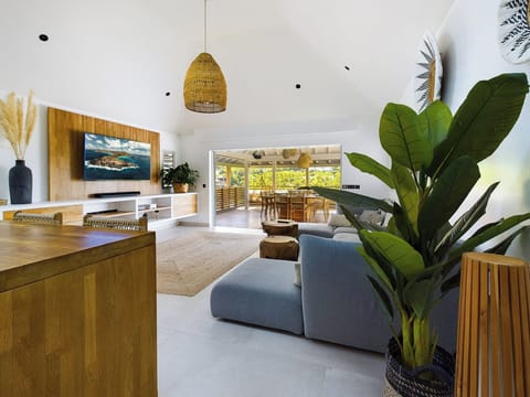 Air-conditioning, HD-TV with American satellite. The room opens onto the terrace. 