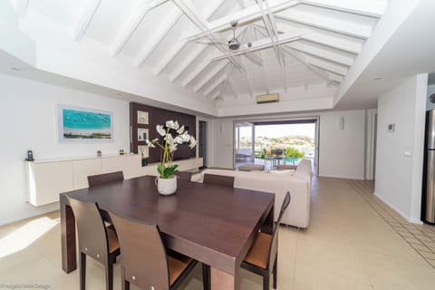 Fully equipped kitchen, oven, microwave, refrigerator with ice maker, dishwasher, blender, toaster, filter coffee maker and Nespresso machine, kettle, stove, bar with stools. Indoor dining table for 6 people. 