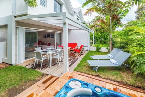 Private heated Jacuzzi. Terrace with outside dining table. Gas barbecue. 