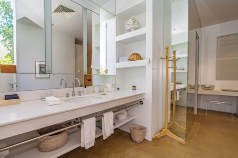 Four poster king size bed, air conditioning, ceiling fan, desk, safe and small fridge. Ensuite bathroom with regular shower and bathtub, wash basin, hairdryer, bathrobes, towels and beach towels, welcome products, dressing. Separate toilets. Direct pool a