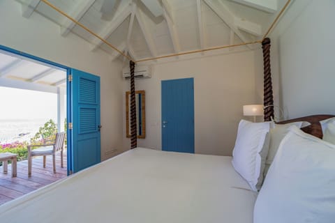 Located on a level below the main house. Queen size bed, air conditioning, bathroom located in a separate bungalow, private terrace. Ocean view. 