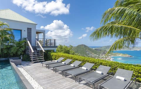 Nice heated pool, terrace with sun loungers, well exposed to the sun. 