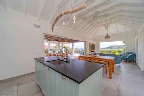 Fully equipped. Electric oven, gas stove, microwave, refrigerator, mixer, centrifuge, freezer, dishwasher, Nespresso machine, blender, kettle, toaster, breakfast bar. Indoor dining table for 6 people. Outdoor dining area on the terrace, facing the view. 