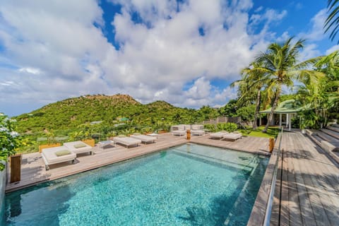 Nice heated pool, terrace with sun loungers, well exposed to the sun. Gas barbecue. Outdoor shower. 