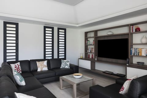 Lounge area opening onto the terrace. Air conditioning, ceiling Fan, WiFi (Fiber Optic), Smart TV, Dish Network, Apple TV.