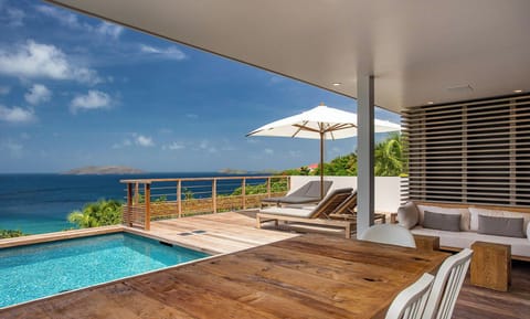 Fully equipped kitchen. Electric oven, gas stove, microwave, refrigerator, mixer, centrifuge, freezer, dishwasher, Nespresso machine, blender, kettle, toaster, breakfast bar. Dining table for 8 people on the covered terrace. 