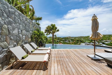Nice heated pool, terrace with sun loungers, well exposed to the sun. Gas barbecue. Outdoor shower. 