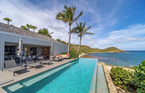 Large terrace, beautiful pool, sun loungers, parasols, gas barbecue. 