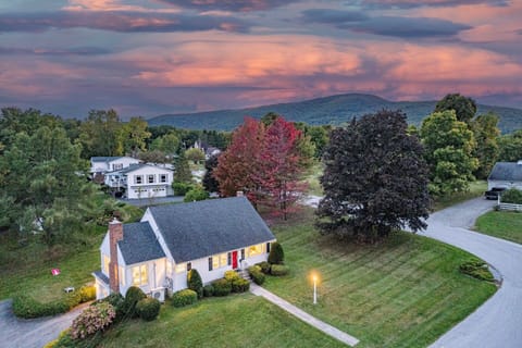 Freshly renovated and perfectly placed! Nestled in a premier neighborhood with mountain views, this retreat is just minutes from local attractions, shops, and restaurants—a magical blend of comfort and convenience!