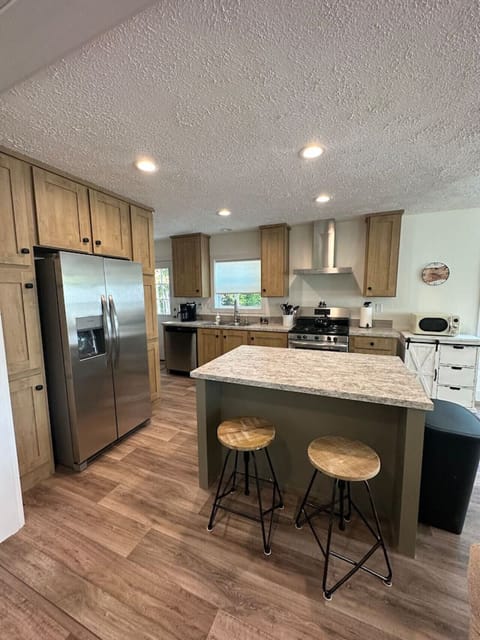 KKitchen: Stylish space with modern appliances, a chic island, and inspiring views. Perfect for gatherings!itchen