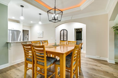 Dining Area | Dining Table | Dishware/Flatware