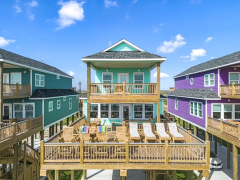 'You're basically a pirate' when spending time at Jolly Roger ARRRR!
5 bedroom / 4 bathroom beachfront house with 4 decks