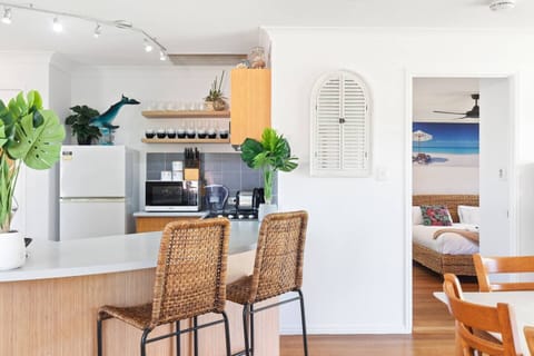 Enjoy slow mornings up at the breakfast bar or use it as a dedicated workspace for setting up your laptop.
