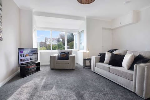 Spacious living room equipped with a SMART TV with Netflix and plenty of space to sit down and relax. 