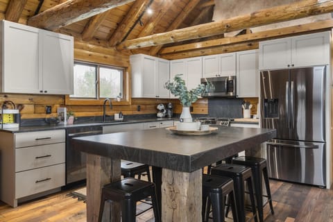 Fully Equipped Kitchen & Island (Seats 8)