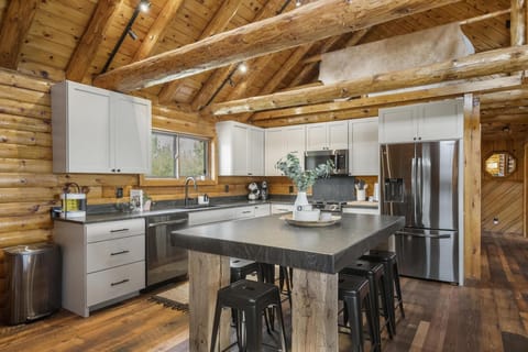 Fully Equipped Kitchen & Island (Seats 8)