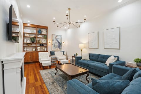 The bright & comfortable living room welcomes you