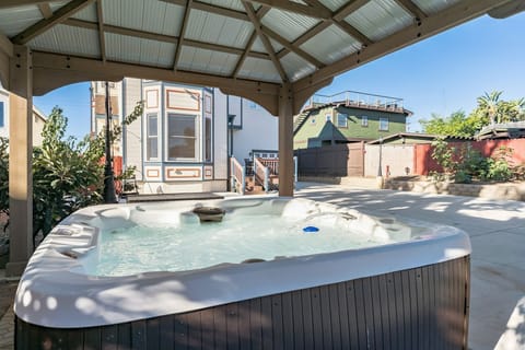 Tub, Hot Tub, Outdoors, House, Porch