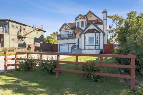 Nature, Outdoors, Yard, Neighborhood, House