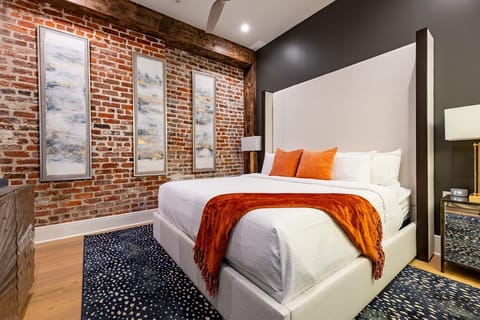 King Bed with Bathroom 2 ensuite