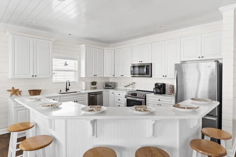 Gorgeous Kitchen and Breakfast Bar