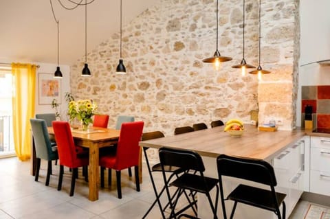 Large living space with kitchen and dining table (1)