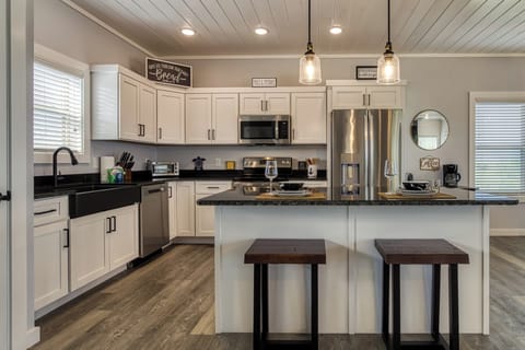 Cabin with a Lake View in the Smoky Mountains "Lake View Therapy" - Kitchen island with bar stools and fully furnished kitchen