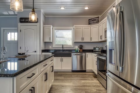 Cabin with a Lake View in the Smoky Mountains "Lake View Therapy" - Fully furnished kitchen with granite countertops and stainless steel appliances