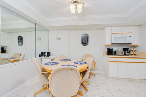Breakfast nook for 4 overlooking the ocean
