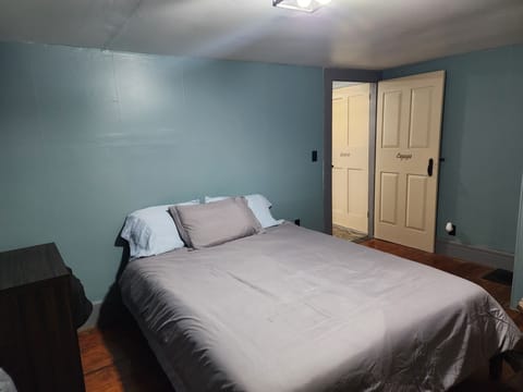 Cayuga Bedroom- 1 Queen, 1 Twin