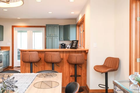 4 extra seats at the bar 