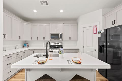 Kitchen: Sleek design meets functionality—a perfect spot for culinary adventures!