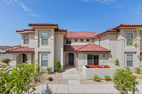 Exterior Oasis: Enjoy stunning views and vibrant outdoor seating in the sunny Utah landscape!