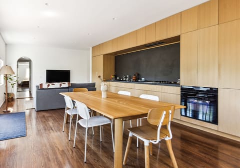 Open floor plan, Hardwood floors, Central Air/Heat, Fast Wi-Fi