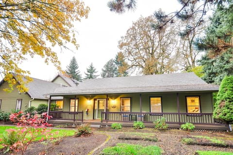 Milwaukie Vacation Rental | 3BR | 2BA | 1,600 Sq Ft | 2 Steps Required