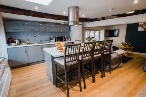 March Haigh - 2 Bedroom Kingsize 