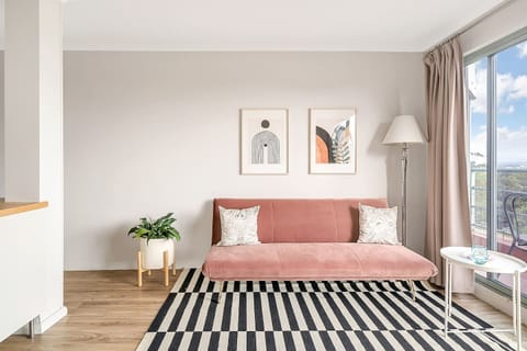 Relax in the evenings on the sofa, or discover the back-to-back restaurants of King Street right downstairs.