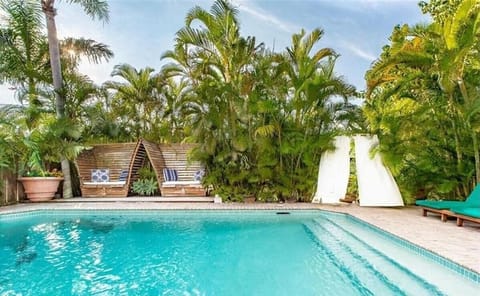 Las Olas Pool