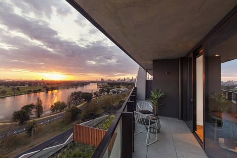 Enjoy your morning coffee or sunset drinks on the patio, with uninterrupted lake and city views. Open the doors and let the fresh air stream through.
