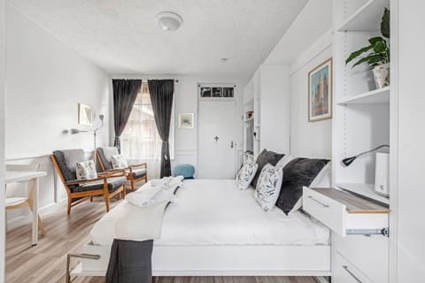 Wakeup refreshed in this bright and airy studio, fitted with a queen-size bed. 
