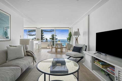 Main living area, dining and kitchen with airconditioning and ocean view.