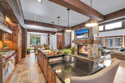 From quick grab‑and‑go breakfasts before first chair to long, shared meals after the day’s done, this space flexes with your crew.